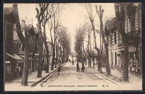 AK Arcachon, Avenue Gambetta animée en hiver