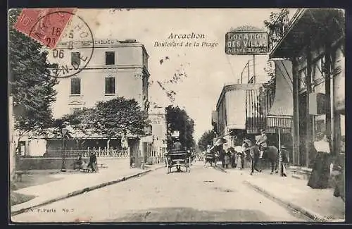 AK Arcachon, Boulevard de la Plage avec calèche et passants