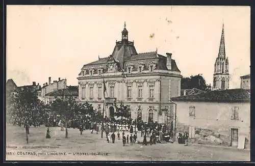 AK Coutras, L`Hôtel de Ville et la foule rassemblée