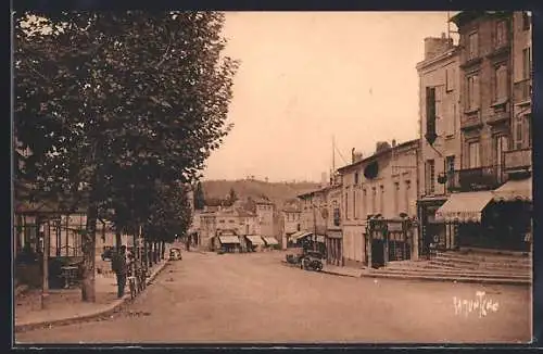 AK Castillon, Vue vers la Place Thiers avec bâtiments et arbres alignés
