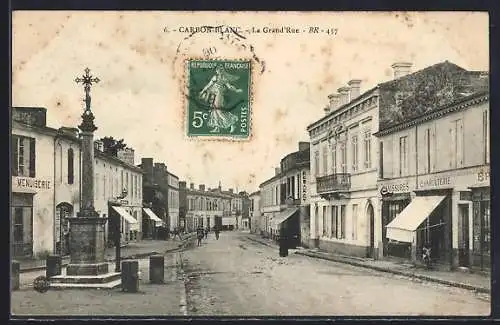 AK Carbon-Blanc, La Grand`Rue animée avec commerces et croix monumentale