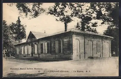 AK Blanquefort, La Mairie, Vue de l`édifice entouré d`arbres