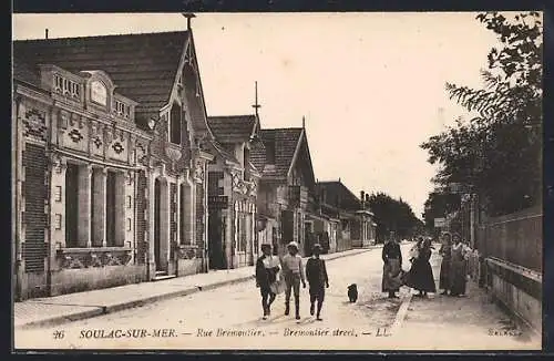 AK Soulac-sur-Mer, Rue Brémontier avec passants et facade de maisons élégantes