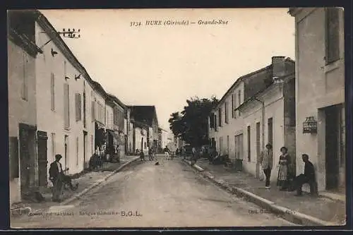AK Hure, Grande-Rue animée avec habitants et bâtiments anciens