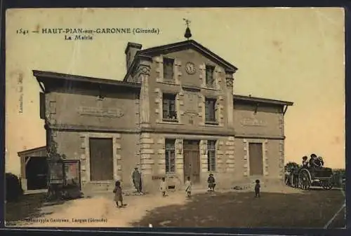 AK Haut-Pian-sur-Garonne, La Mairie avec des enfants et une calèche devant le bâtiment