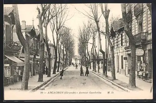 AK Arcachon, Avenue Gambetta animée avec passants et arbres alignés
