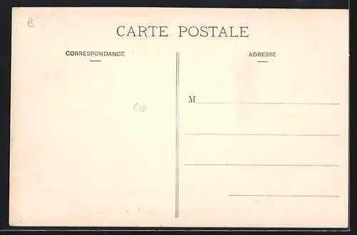 AK Arcachon, Avenue Gambetta animée avec passants et arbres alignés