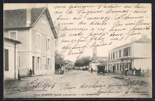 AK Biganos, La Grand`Rue avec bâtiments et passants