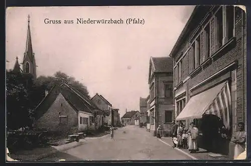 AK Niederwürzbach /Pfalz, Strassenpartie vor einem Geschäft