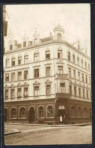 Foto-AK Dortmund, Gasthaus zum friedlichen Nachbarn T. Steinforth mit Wirtspaar und Strassenabzweig