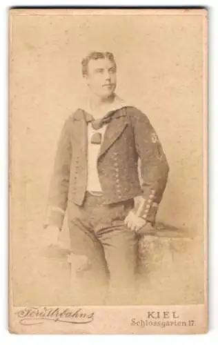 Fotografie Ferd. Urbahns, Kiel, Matrose in Uniform mit Ärmelabzeichen