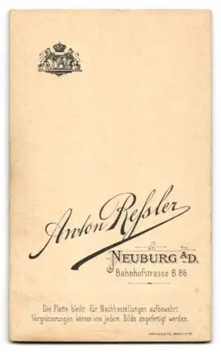 Fotografie A. Ressler, Neuburg a. D., junger bayerischer Soldat in Uniform mit Bajonett nebst Pickelhaube