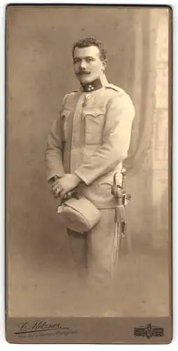 Fotografie C. Pietzner, Wien, K.u.K. Offizier in Uniform mit drei Sternen und Säbel