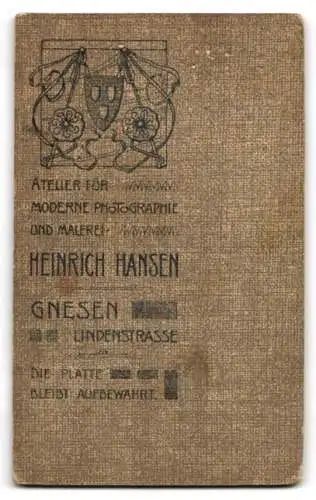 Fotografie Heinrich Hansen, Gnesen, junger Mutter legt ihr Kind auf ein Fell, Mutterglück