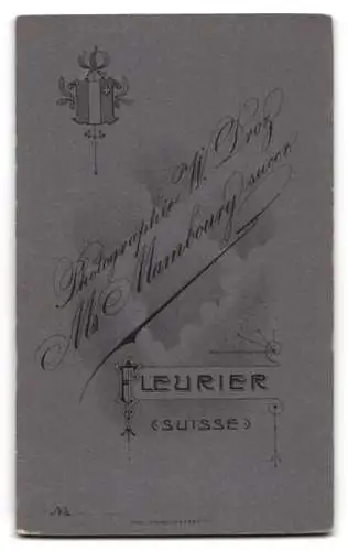 Fotografie Ms. Mamboury, Fleurier, junge schweizer Mutter mit ihrem Kind im Kleid, Mutterglück