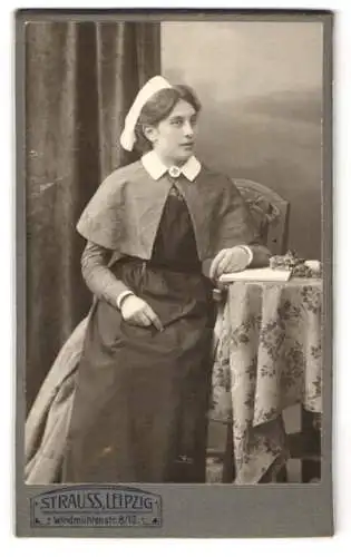 Fotografie Atelier Strauss, Leipzig, Windmühlenstrasse 8-12, junge Rot Kreuz Krankenschwester mit Brosche & Haube