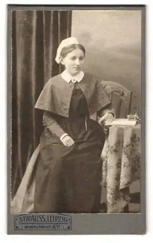 Fotografie Atelier Strauss, Leipzig, Windmühlenstrasse 8-12, junge Rot Kreuz Krankenschwester im Arbeitsgewand m. Haube