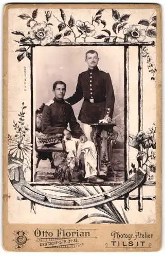 Fotografie Otto Florian, Tilsit, Deutsche Str. 31-32, Soldaten in Uniform Rgt. 41, Kameraden im Passepartout