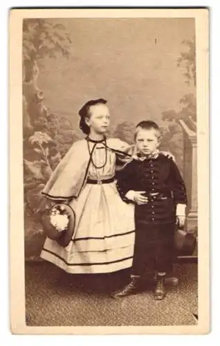 Fotografie Palm & Müller, München, Sonnenstrasse 7, Mädchen im besten Sonntagskleid nebst Knabe im Anzug