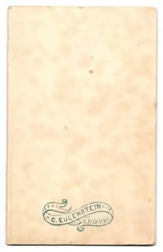 Fotografie C. Eulenstein, Leipzig, Portrait stattlicher Herr mit Vollbart im Anzug hält Schirmmütze in der Hand