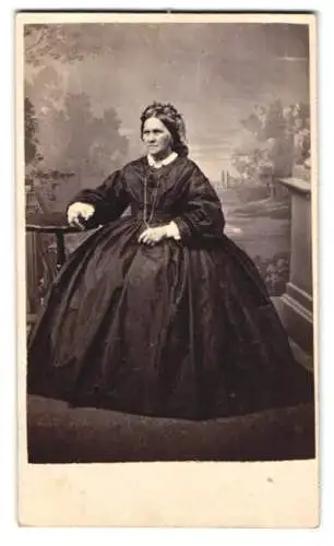 Fotografie Christian Dannhof, Bad Homburg, Unter Promenade 21, Portrait Grossmutter Weckerling im Biedermeierkleid