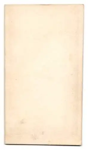 Fotografie Fotograf unbekannt, Örebro, Portrait Ada Reimers im Sonntagskleid um 1870