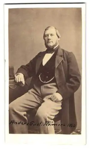 Fotografie Fotograf unbekannt, Örebro, Portrait Anders Gust. Reimers mit Backenbart im eleganten Anzug
