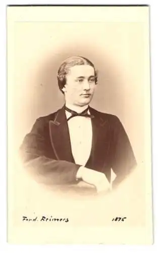 Fotografie Carl Engelholm, Örebro, Portrait Ferd. Reimers im eleganten Anzug mit Fliege