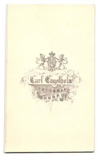 Fotografie Carl Engelholm, Örebro, Portrait Ferd. Reimers im eleganten Anzug mit Fliege