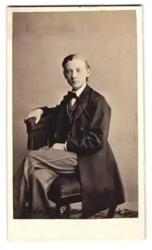 Fotografie Wilh. Harlev, Örebro, Portrait B. Reimers, Blonder Bursche im Anzug um 1870