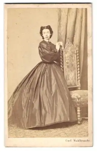 Fotografie Carl Mahlknecht, Wien, Windmühlgasse 7, junge Dame im Sonntagkleid an Stuhl lehnend