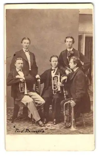 Fotografie Fotograf unbekannt, Örebro, Ferdinand Reimers mit Trompete im Musiker-Quintett