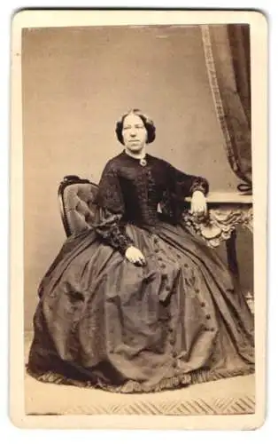 Fotografie Palm & Müller, München, Sonnenstrasse 7, Portrait Edeldame mit Brosche trägt Oberteil mit schwarzer Spitze
