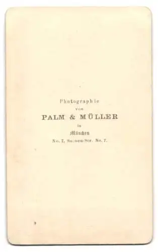 Fotografie Palm & Müller, München, Sonnenstrasse 7, Portrait Edeldame mit Brosche trägt Oberteil mit schwarzer Spitze
