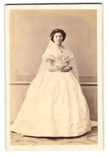 Fotografie Loescher & Petsch, Berlin, Leipziger Strasse 114, Hochzeitsbraut im weissen Kleid mit Schleier