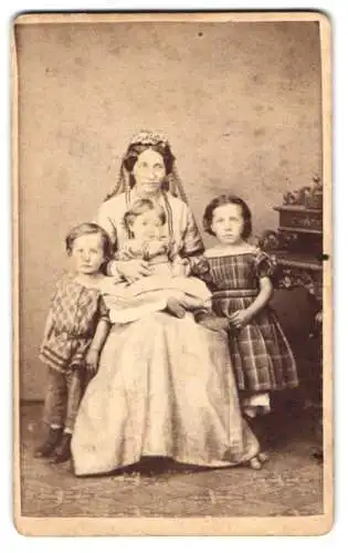 Fotografie G. F. Lau, Lübeck, Beckergrube 202, stolze Grossmutter mit ihren Enkelkindern