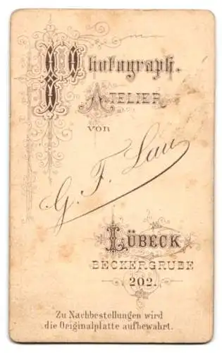 Fotografie G. F. Lau, Lübeck, Beckergrube 202, stolze Grossmutter mit ihren Enkelkindern