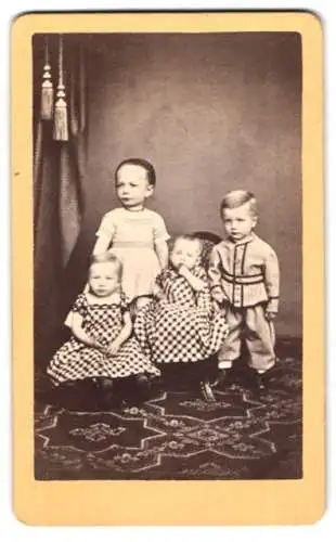 Fotografie H. Fricke, Berlin, Plan-Ufer 19, Knaben und Babies im Foto-Atelier