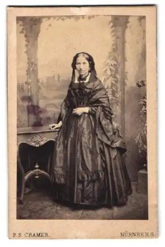 Fotografie P. S. Cramer, Nürnberg, Portrait Grossmutter im Sonntagskleid vor Studiokulisse