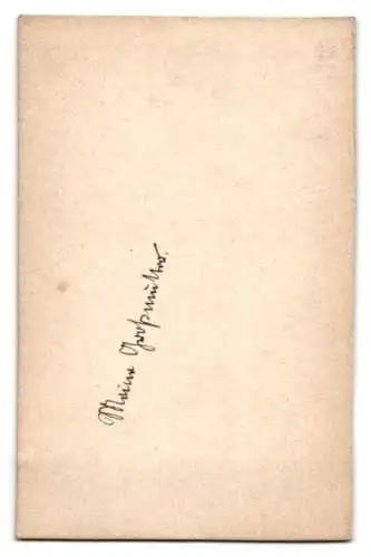 Fotografie P. S. Cramer, Nürnberg, Portrait Grossmutter im Sonntagskleid vor Studiokulisse