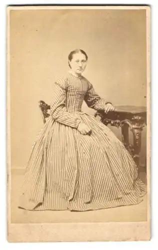 Fotografie Georg Petersen, Nyborg, junge Frau im gestreiften Sonntagskleid