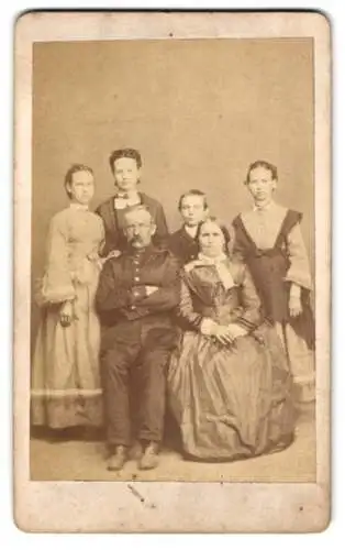 Fotografie August Weber, Brilon, Bahnhofs-Strasse, Familien-Portrait mit Grosseltern & Enkelkindern