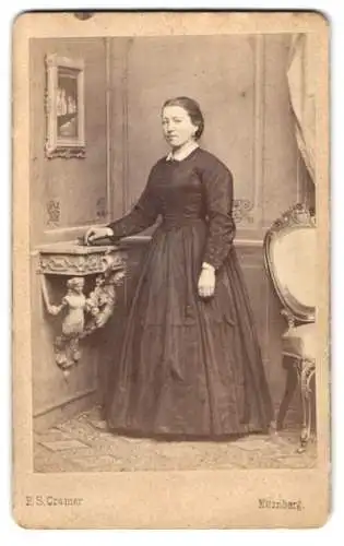 Fotografie P. S. Cramer, Nürnberg, Königsthorgraben 92, Portrait Hausfrau im schwarzen Kleid