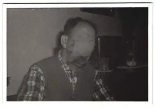 14 Fotografien Berliner Alltag, Bürgerliches Paar Hausfrau & Ehemann bei Zubereitung einer Mahlzeit u.a.