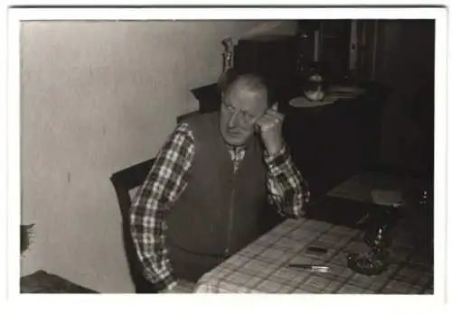 14 Fotografien Berliner Alltag, Bürgerliches Paar Hausfrau & Ehemann bei Zubereitung einer Mahlzeit u.a.