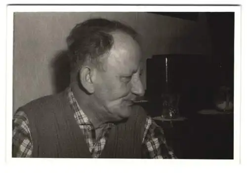 14 Fotografien Berliner Alltag, Bürgerliches Paar Hausfrau & Ehemann bei Zubereitung einer Mahlzeit u.a.