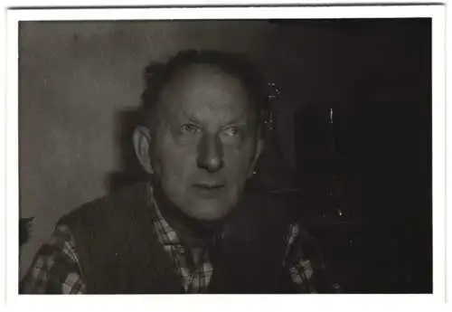 14 Fotografien Berliner Alltag, Bürgerliches Paar Hausfrau & Ehemann bei Zubereitung einer Mahlzeit u.a.