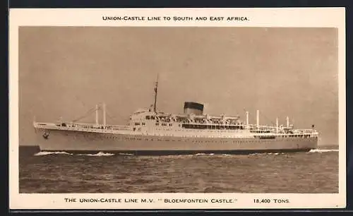 AK Passagierschiff MV Bloemfontein Castle auf dem Meer, The Union-Castle Line