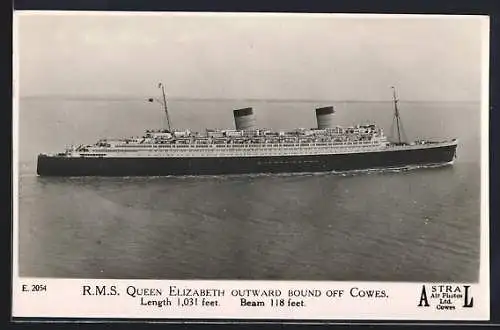 AK Passagierschiff RMS Queen Elizabeth auf dem offenen Meer