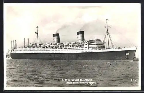 AK Passagierschiff R. M. S. Queen Elisabeth vor der Küste